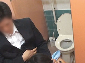 掃除婦のおばさんにわざと勃起したチ●ポを見せて「手コキだけでも・・・？」とお願いしたら、どんな結末が・・・！？4時間　サンプル画像17